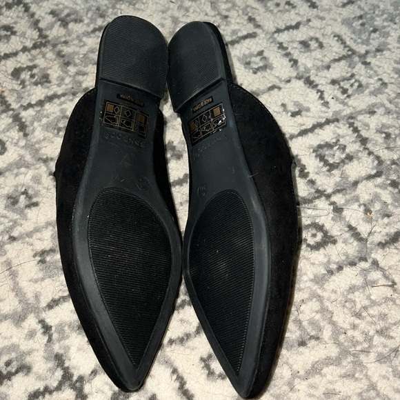 7.5 Bamboo Pointed Slip On with Bedazzled Strap. New without Tags - Picture 5 of 5